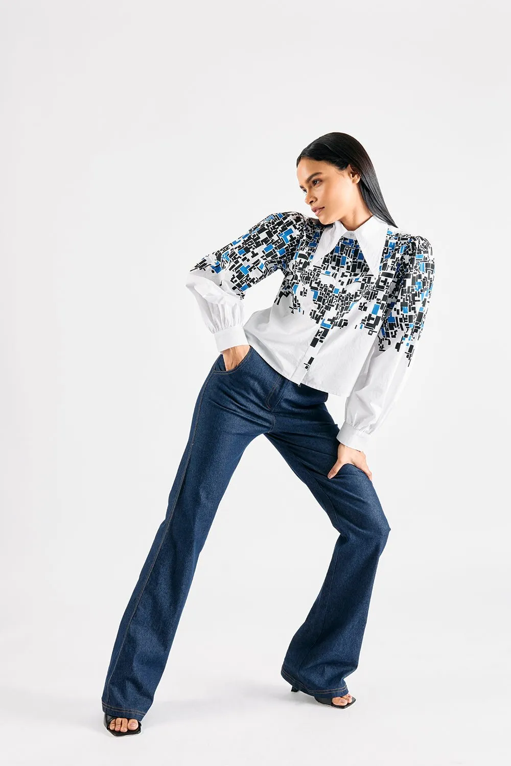 KEY CODE PRINTED CROP SHIRT