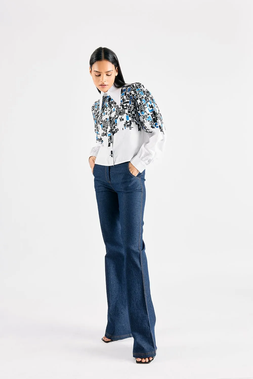 KEY CODE PRINTED CROP SHIRT