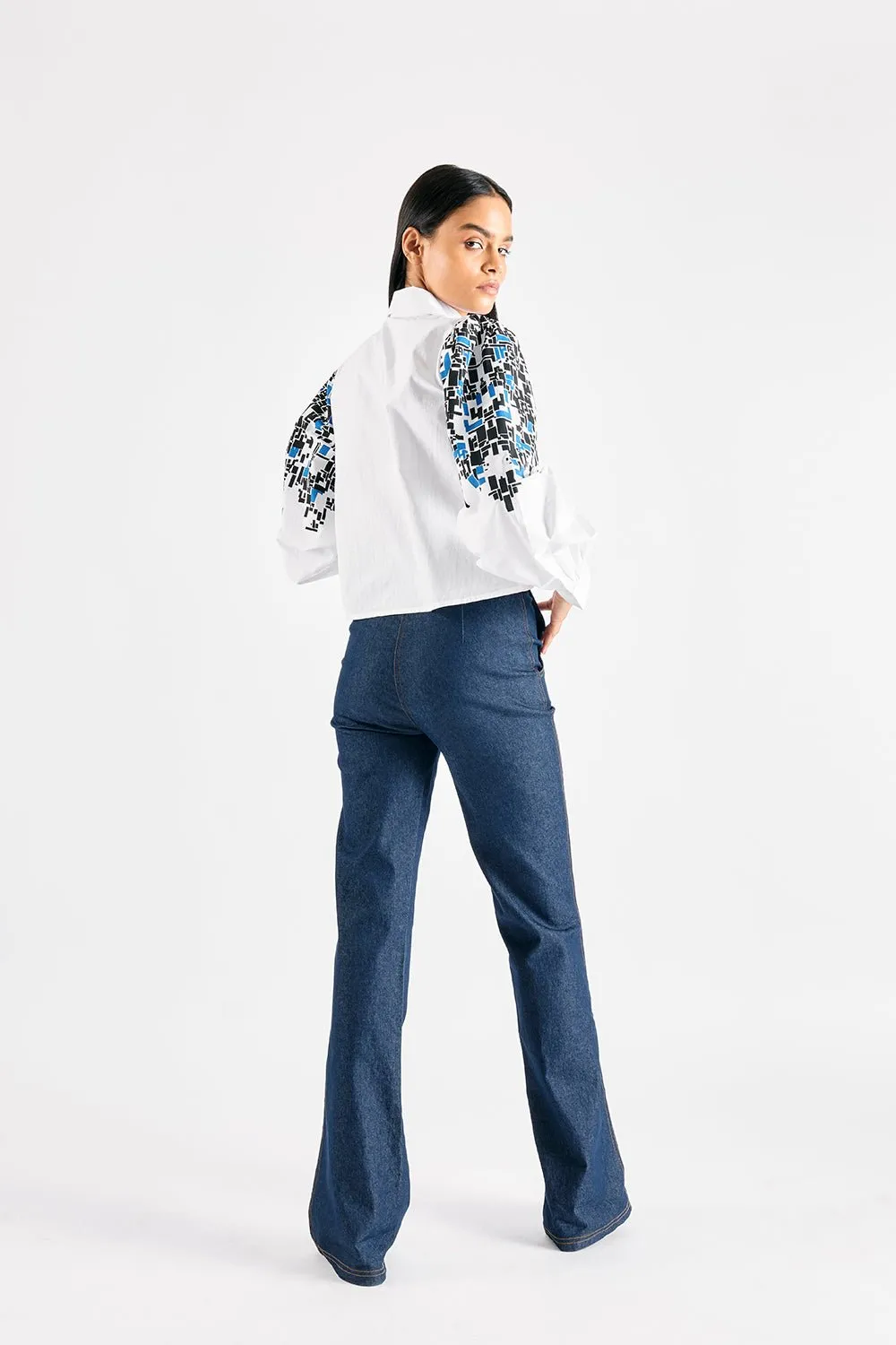 KEY CODE PRINTED CROP SHIRT